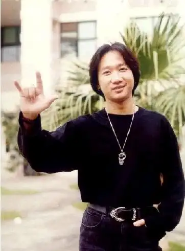 是黄家驹的经典手势吗