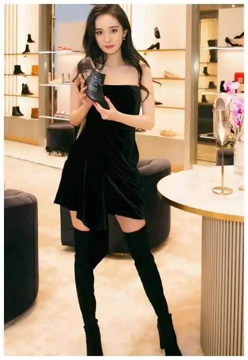 杨幂力证腿长故意把裙长设计成靴子的长度效果绝了