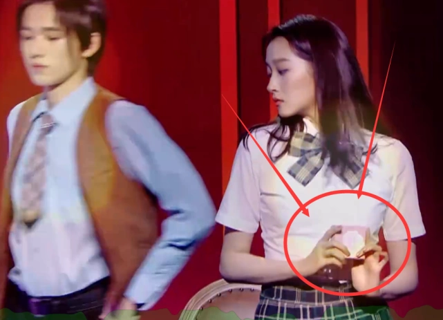 宋亚轩当众送戒指关晓彤反应令男方惊慌失措不把鹿晗放眼里