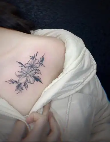 锁骨素花_纹身图案手稿图片_胡小鱼的纹身作品集