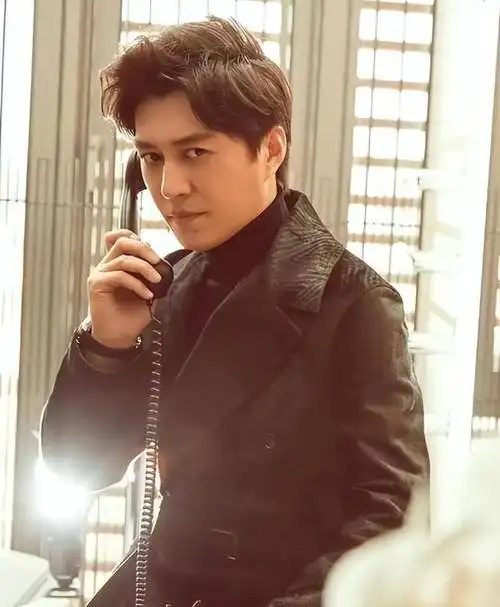 靳东参加两会他身份好厉害穿蓝色西装帅气儒雅真像个老干部