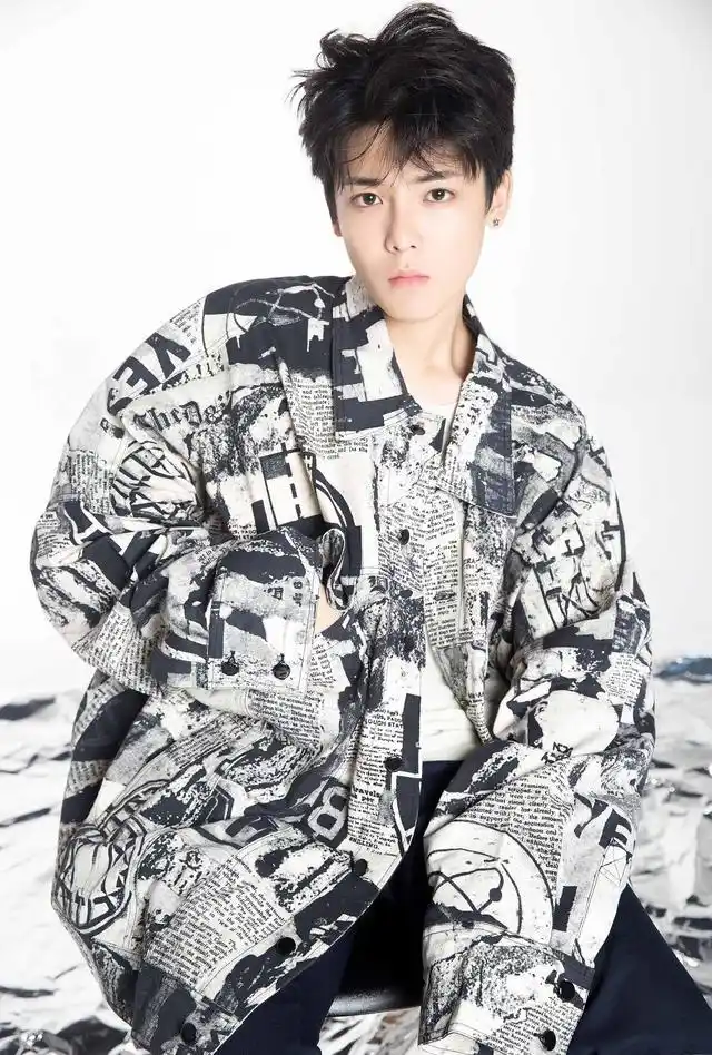 侯明昊短发造型清爽干练,五官也是非常俊朗