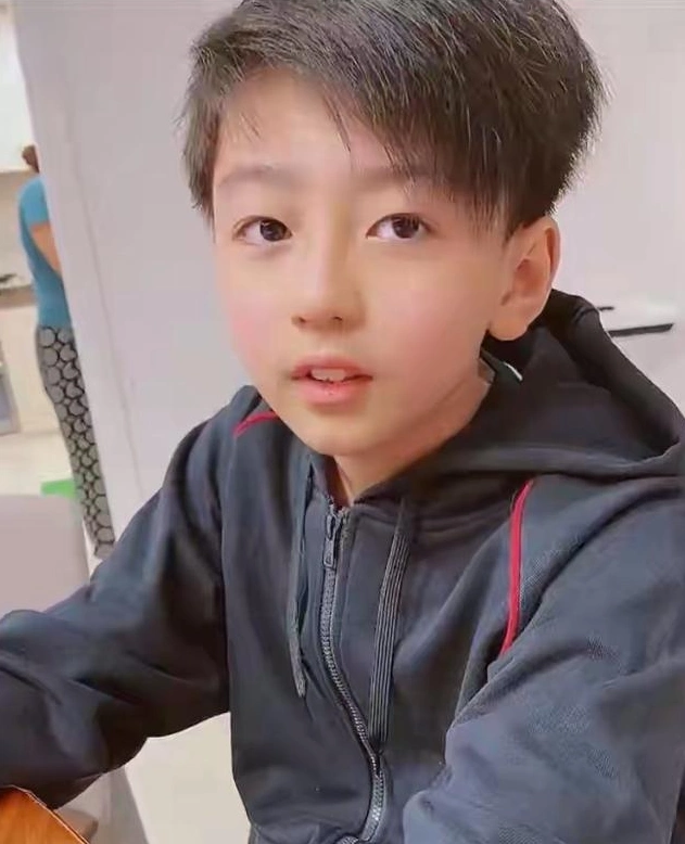 张柏芝晒二儿子照片,11岁儿子又变模样,奶萌帅气小鲜肉!