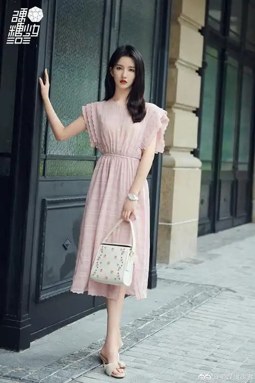 刘些宁这造型好看,漂亮的女孩好合适浅粉色长裙