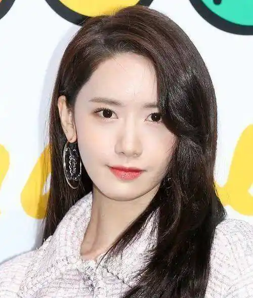 林允儿穿粉色淑女裙现身,哪里整崩了?