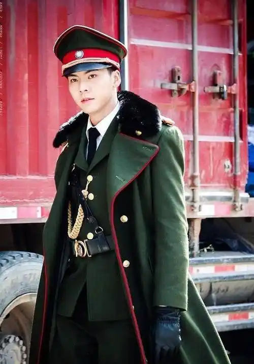 娱乐圈十位穿军装最帅的男艺人,谁是的男神?_霍建华_钟汉良_吴京