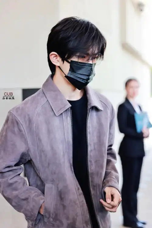 易烊千玺穿白大褂制表##易烊千玺皮衣街拍#玺子哥这几天穿的衣服一件