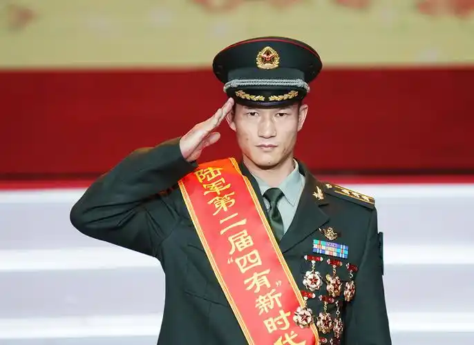 陆军举行第二届四有新时代革命军人标兵颁奖仪式3