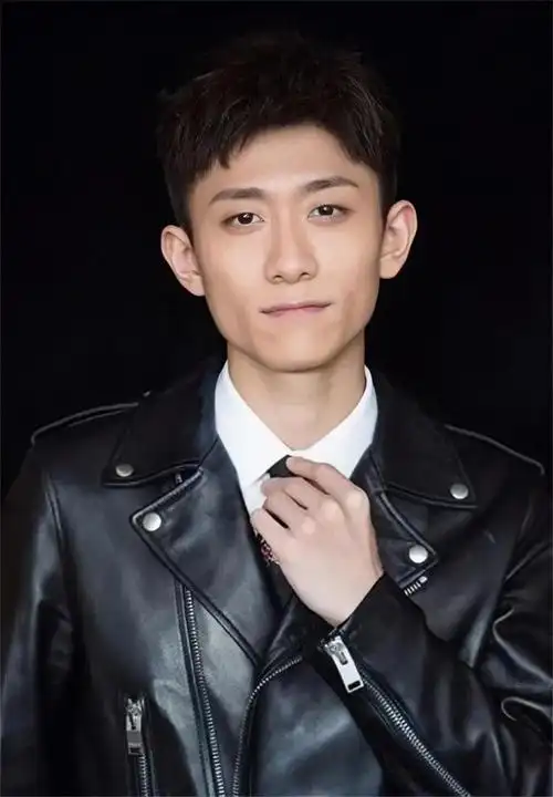 毕业之后,张一山和白雪分手,开始潇洒花丛.