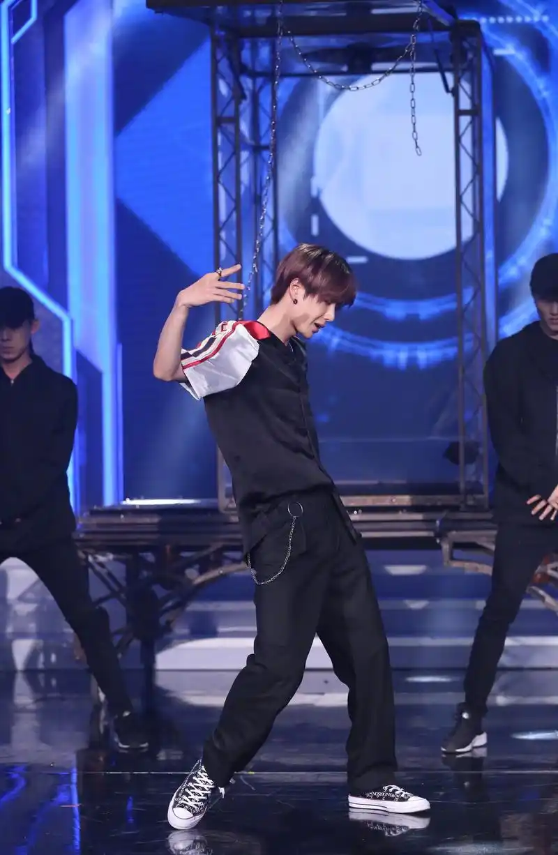 王一博《天天向上》大秀魔性锤子舞 与蔡徐坤切磋球技热血高燃