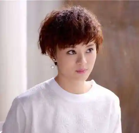 超强空气感的短发玉米烫发型图片