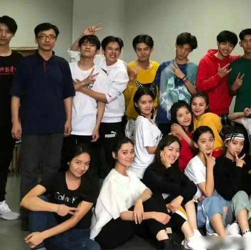 祝易烊千玺,胡先煦,李兰迪,罗一舟毕业快乐,前程似锦#中戏2018级毕业