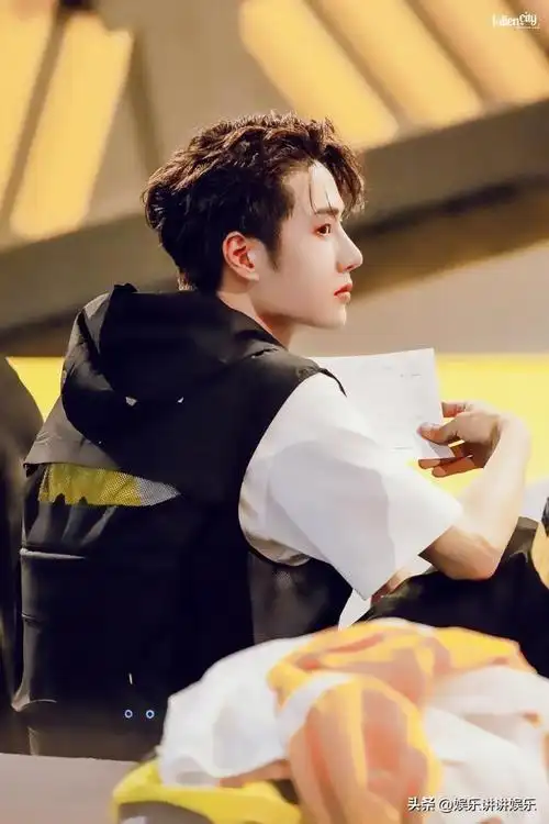 2022年与2020年相比,也就是多了乐乐岩岩这两个助理保镖,王一博对外