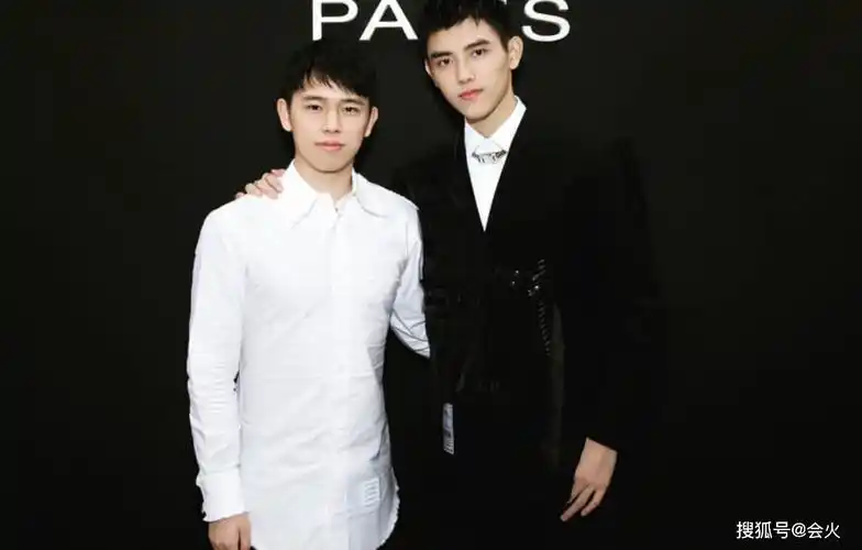 原创陈凯歌两儿子同框!陈雨昂就读国外顶尖大学,颜值却不输明星弟弟