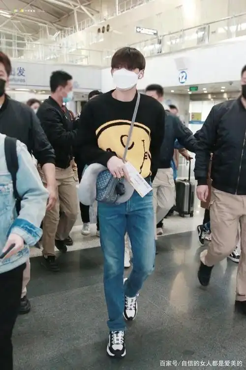 黄旭熙机场私服更新,撞色提花针织毛衣配磨牛仔裤,少年气息十足