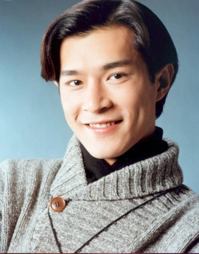 浓眉小眼中自带的漂亮细长的双眼皮线立体却不咄咄逼人的鼻骨,鼻背微