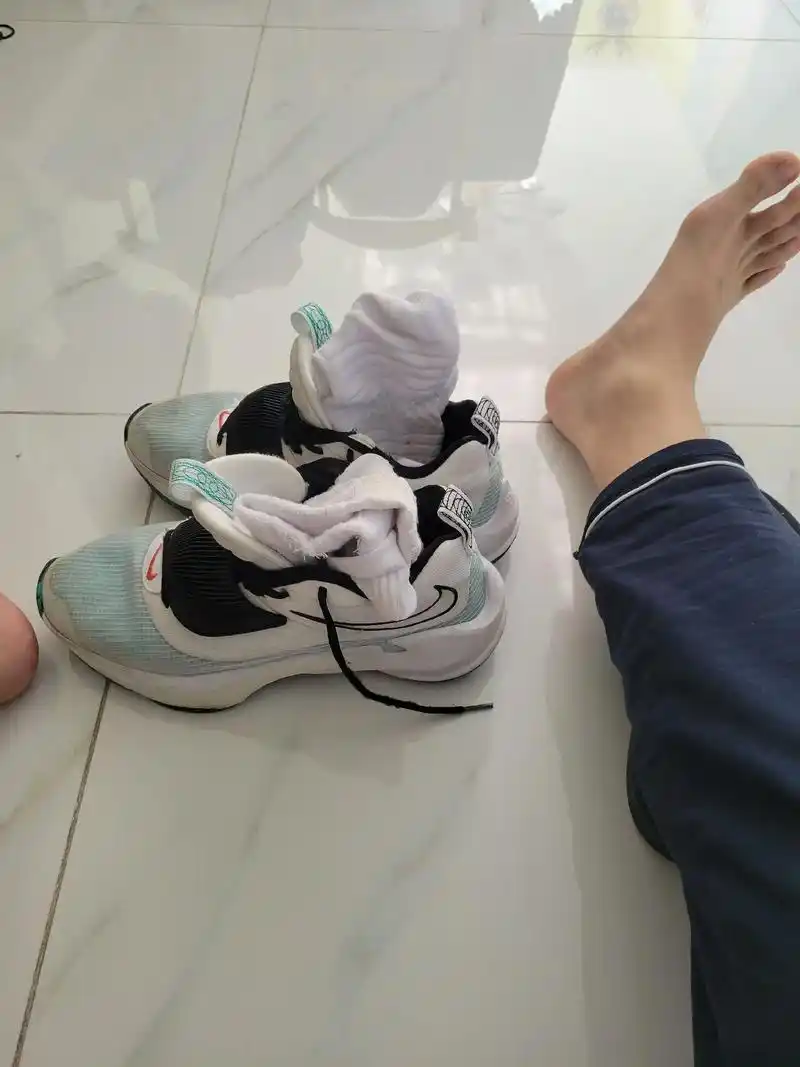 脏了的球鞋和袜子.#top #1#s#白袜 - 抖音