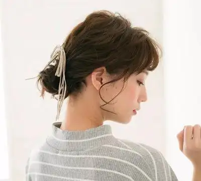 发型设计 短发 >> 短烫发这样扎让你美到飞 实用又时髦的短卷发扎发