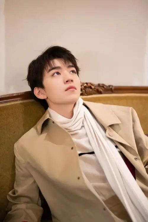 王俊凯瑞士冬日写真公开驼色温暖开启异国之旅