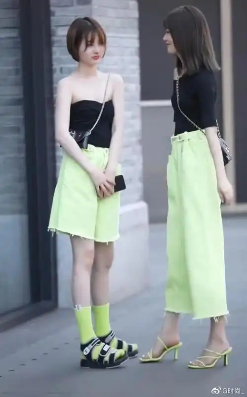 今年夏天又火了一种穿法凉鞋袜子时髦又凉爽小个子也合适