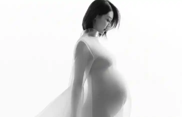 郑恺晒孕肚照为苗苗庆生,两人同框甜蜜温馨,最后一张图最惹眼!