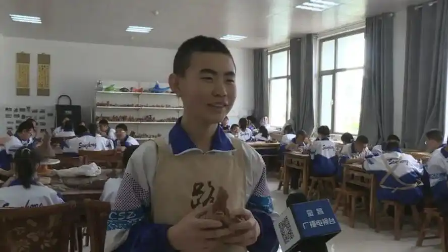 金昌市第三中学学生  王浩霖我很喜欢泥塑,因为泥塑