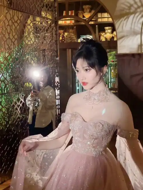 景甜香槟色闪片公主裙