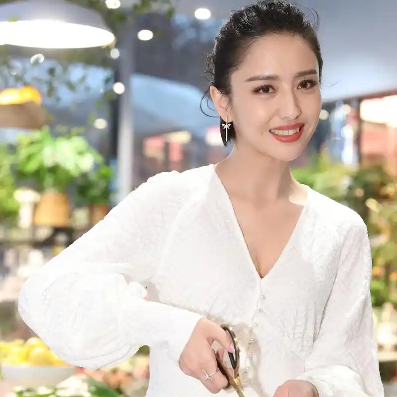 佟丽娅颜值高衣品更高穿白色v领连衣裙端庄优雅简约温柔