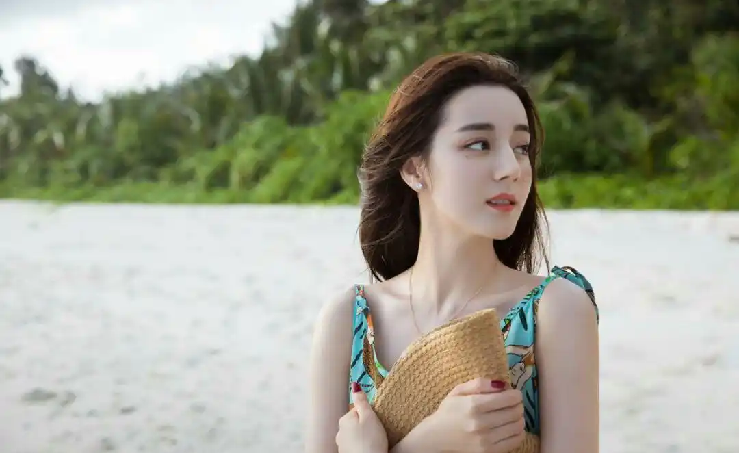 迪丽热巴海边度假,穿印花连衣裙甜美可人