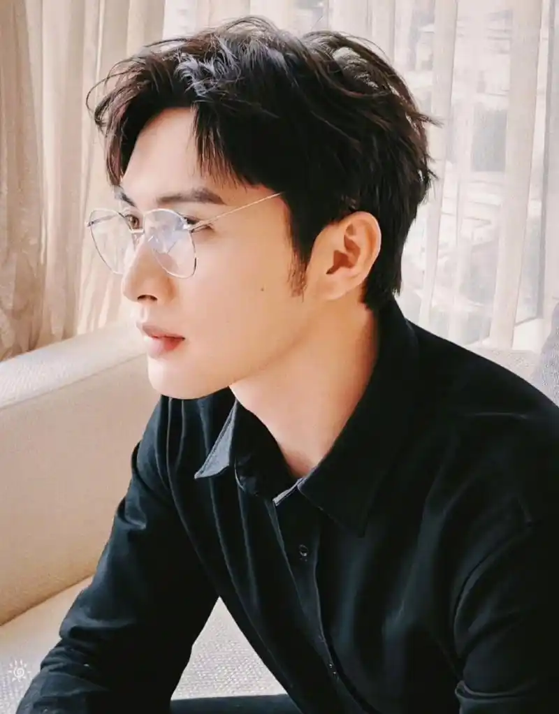 戴眼镜的张彬彬精英感十足,又禁欲又帅气的霸总,谁看了都会心动.