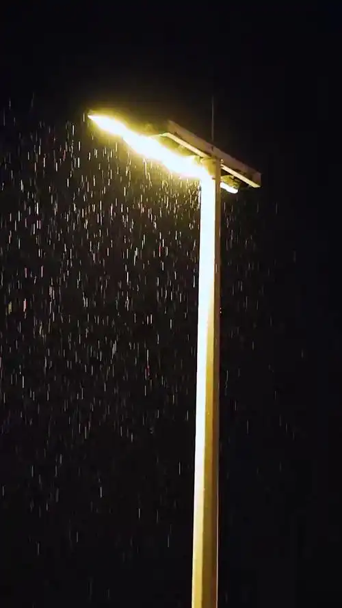 雨天路灯伤感情绪#素材#视频素材#路灯下