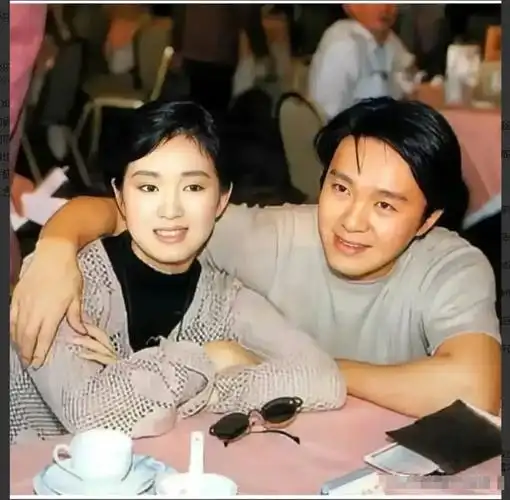 90年代,周星驰和巩俐在餐厅的合照,俩人显得很亲密!