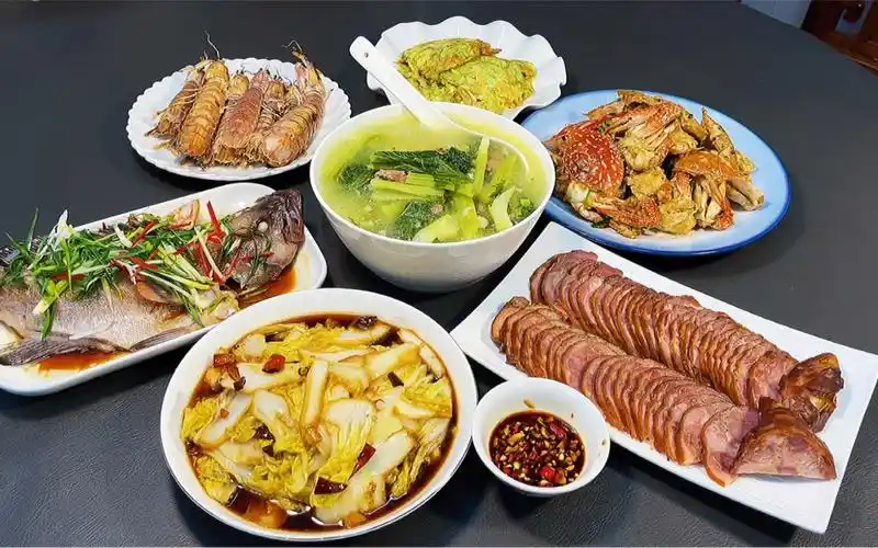 潮汕大家庭的晚餐不能马虎,有鱼有肉有虾蟹,六菜一汤很丰富!