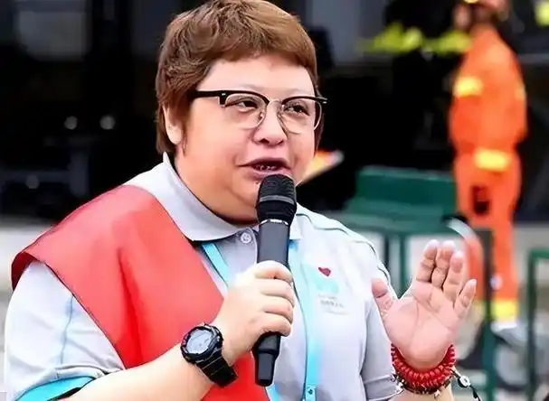 韩红自曝上大学那会是校花看到她18岁的照片后我被惊艳到了