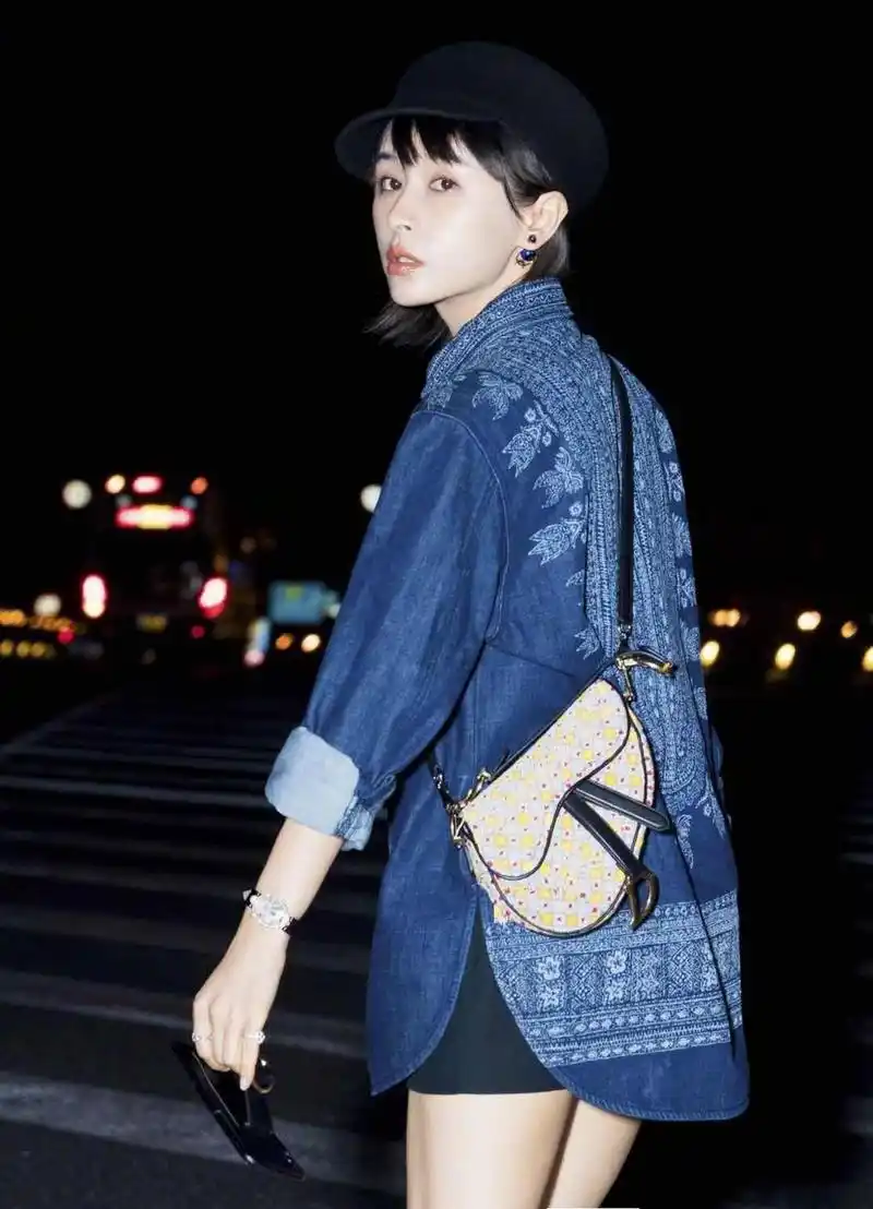 王子文受邀前往巴黎时装周,频频展现早秋时尚型格的王子文再度成为"穿