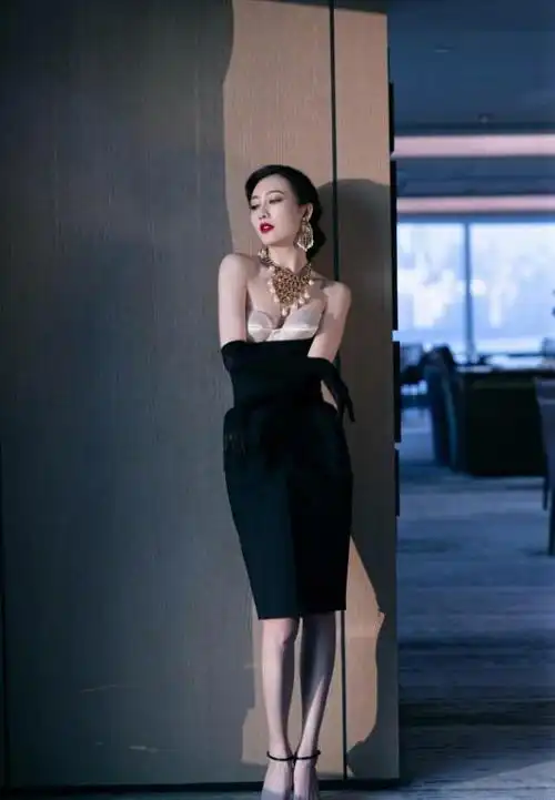 王鸥时尚大片来袭露背深v礼服女神范十足包臀长裙秀出好身材