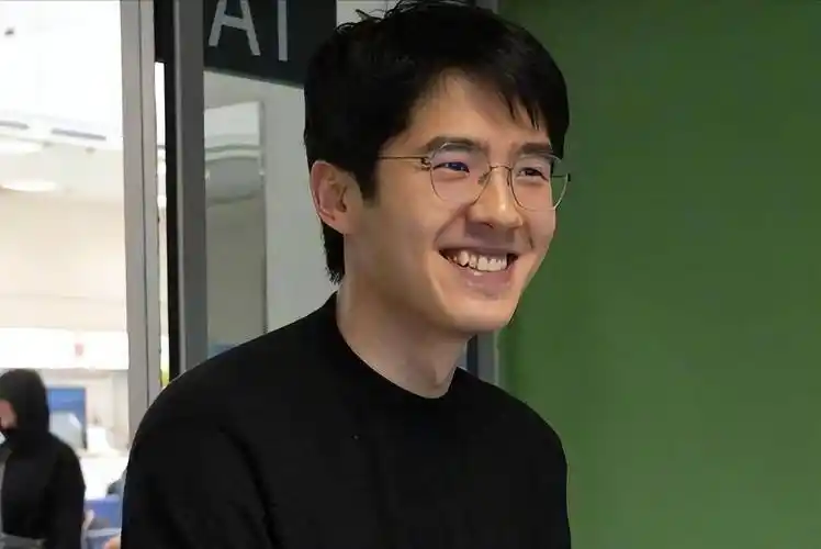 周冬雨颜值大变疑整容,眼角拉开脸上饱满,出席活动成现场焦点_刘昊