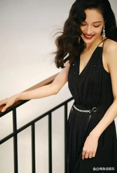 当年在电影《芳华》里就让人印象深刻,内娱长得好看的女明星有很多