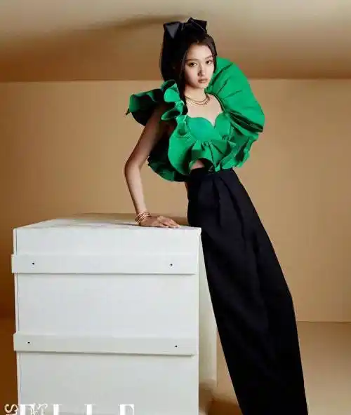 迪丽热巴撞衫关晓彤,同款衣服穿出不同风格,网友:迪丽热巴完胜_鹿晗