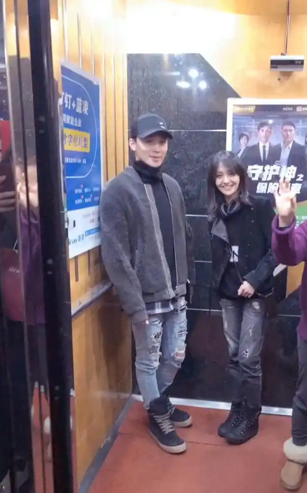 郑爽带男友谈生意张恒眼里全是女友郑爽很自然挎男友手超有爱