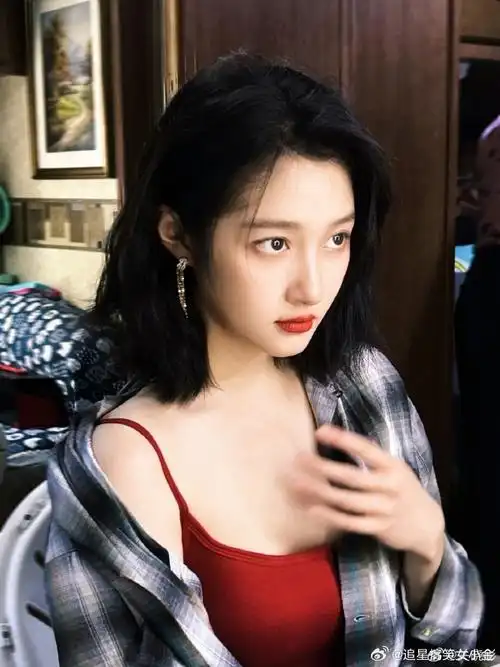 关晓彤短发红唇