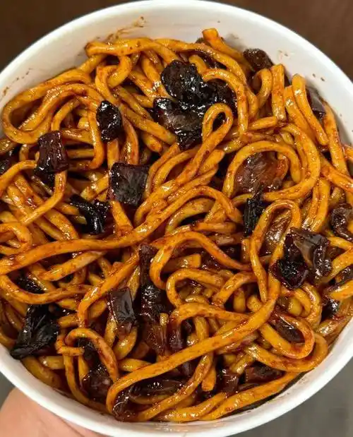 黑葱油拌面的制作看似简单,却蕴含着许多小窍门:1.