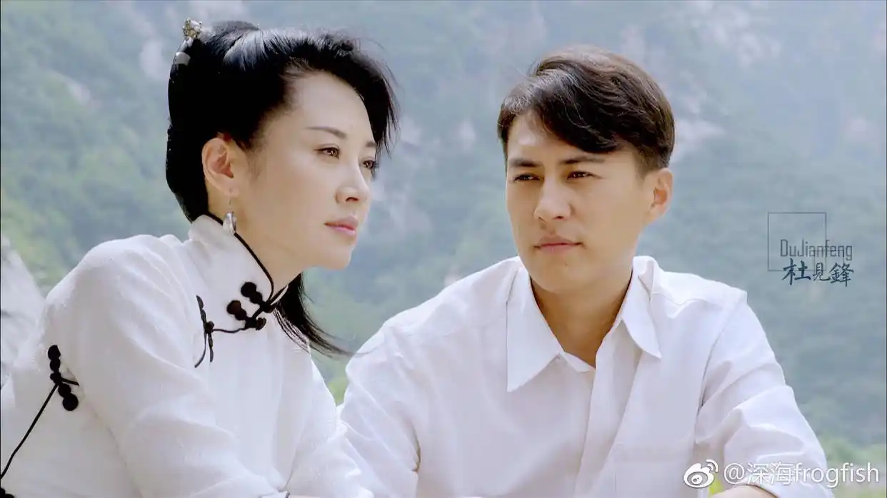 靳东与48岁许晴演情侣,许晴靠在他身上笑得一脸娇羞,如二八少女