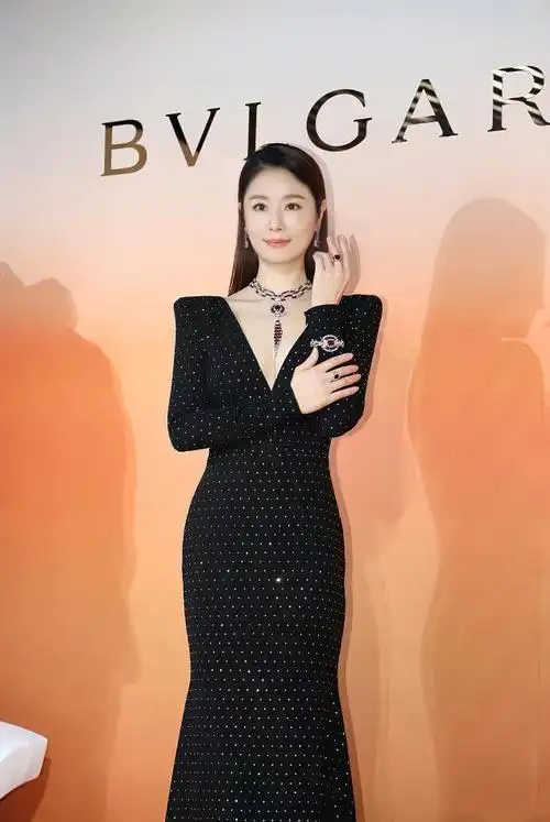 对于矮个子女生来说利用高跟鞋提高身高是非常必要的,林心如就利用