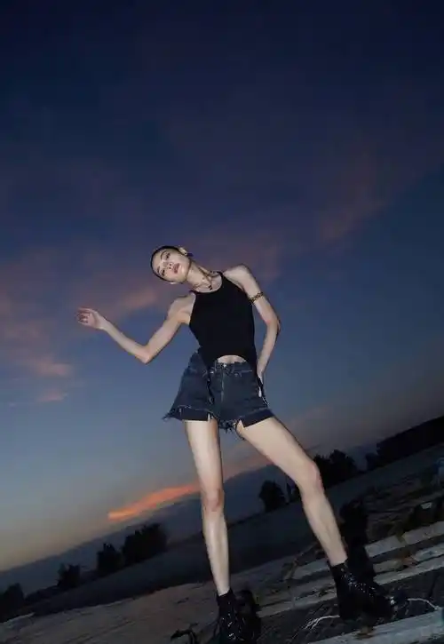 钟楚曦晒海边日暮大片身材健美性感肌肉线条明显