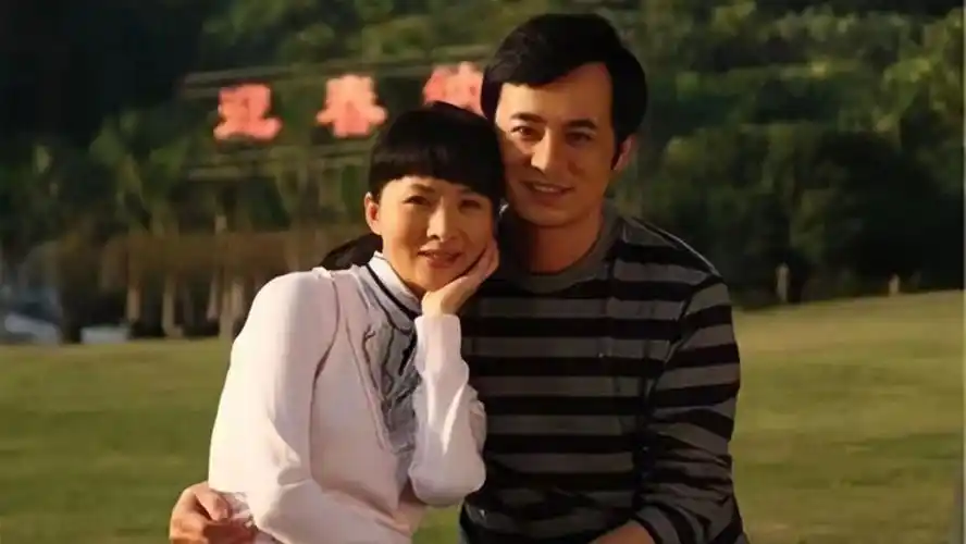 谢兰老公罕见亮相,竟是我们耳熟能详的男演员,难怪迟迟不愿公开