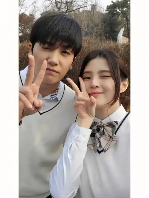 时隔大半年现在才放出来自拍照韩素希朴炯植