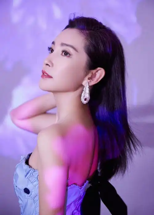 今晚微博之夜李冰冰一袭蓝色礼服裙优雅亮相