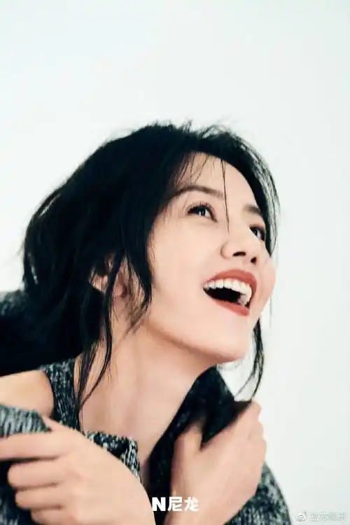 高圆圆笑容灿烂超有感染力 休闲造型独具风韵美