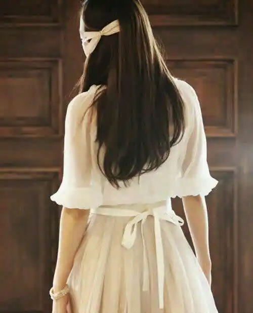 淡雅迷人的女生背影图片